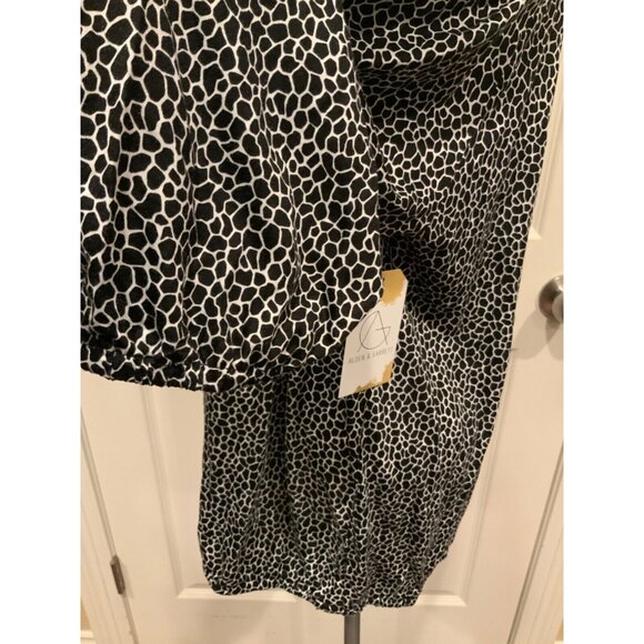 Michael Kors Black & White Geometric Patterned Short Sleeve Shirt,  Size 1X Plus - Picture 4 of 7